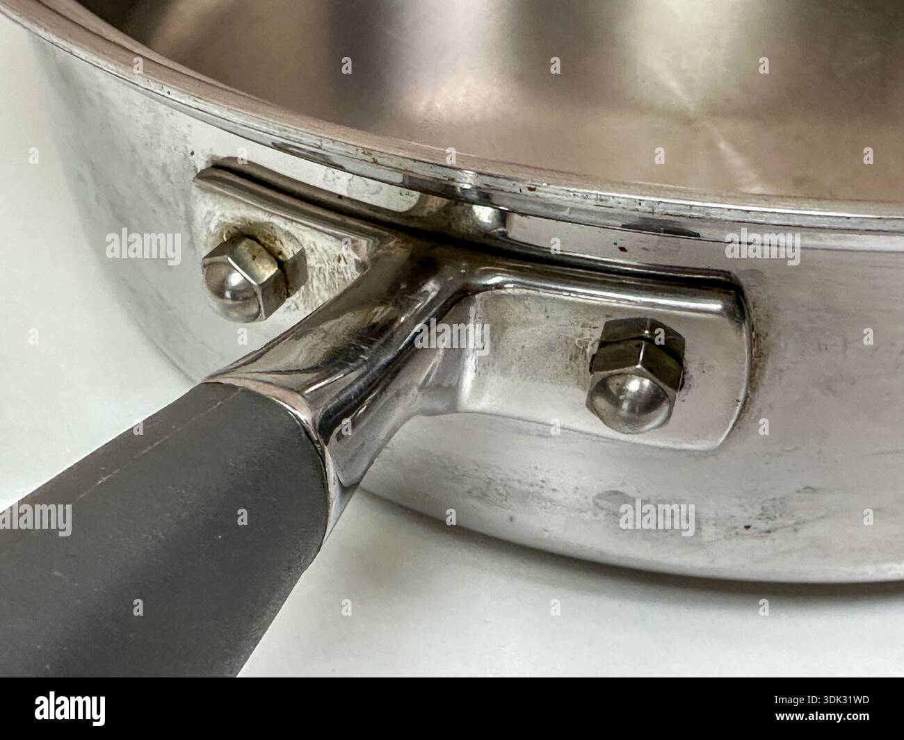 Primo piano di una padella vuota in acciaio inox su sfondo bianco - Immagine stock catturata con smartphone