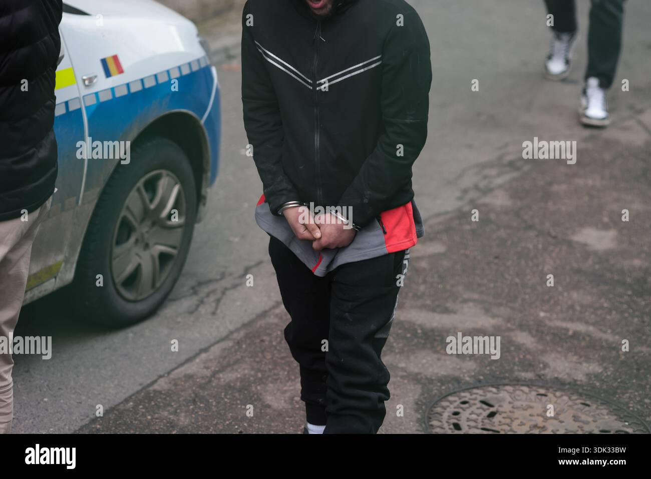 Bucarest, Romania - 29 gennaio 2026: Dettagli con un uomo ammanettato arrestato da poliziotti rumeni. Foto Stock