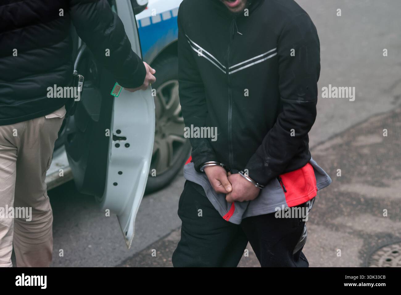 Bucarest, Romania - 29 gennaio 2026: Dettagli con un uomo ammanettato arrestato da poliziotti rumeni. Foto Stock