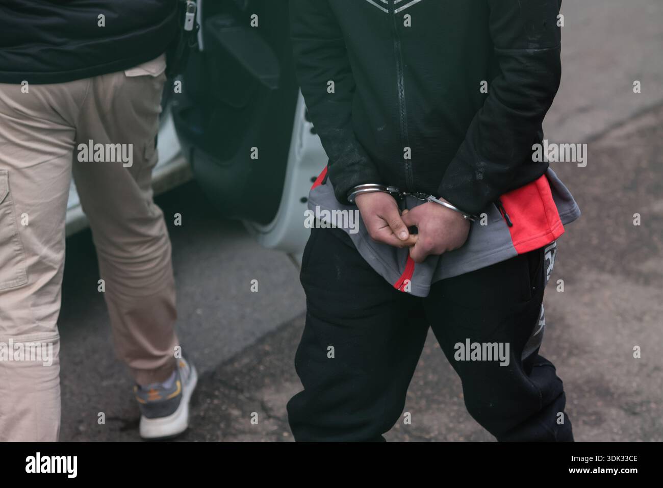 Bucarest, Romania - 29 gennaio 2026: Dettagli con un uomo ammanettato arrestato da poliziotti rumeni. Foto Stock