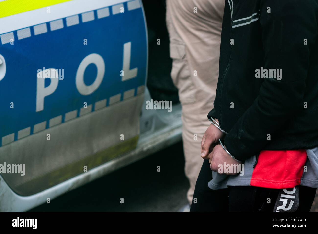 Bucarest, Romania - 29 gennaio 2026: Dettagli con un uomo ammanettato arrestato da poliziotti rumeni. Foto Stock