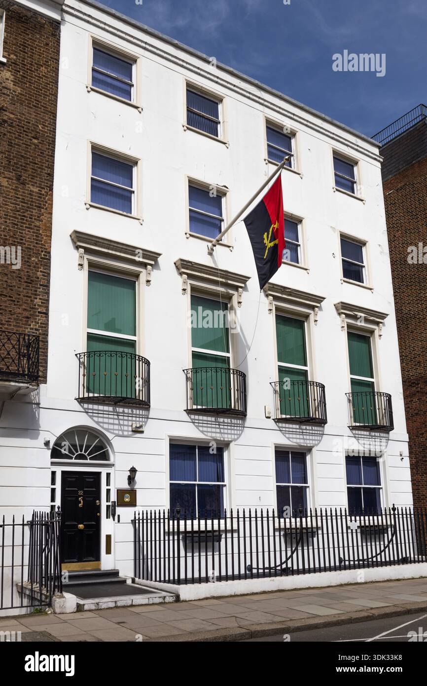 Edificio esterno dell'Ambasciata dell'Angola con bandiera. Londra, Regno Unito, 14 aprile 2024 Foto Stock