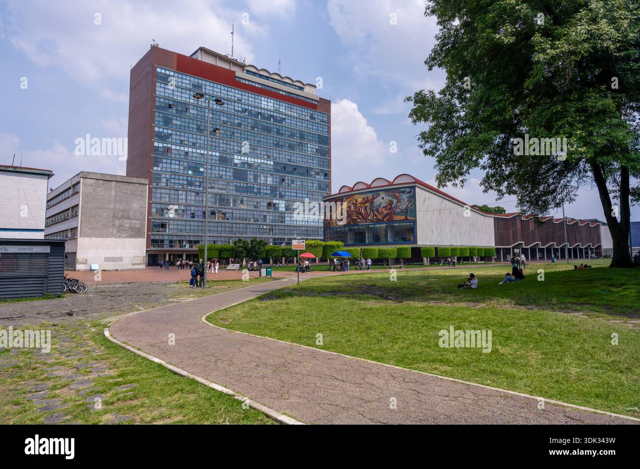 Humanities Tower II e Alfonso caso Auditorium presso il campus principale della National Autonomous University of Mexico - UNAM - città del Messico, Messico Foto Stock