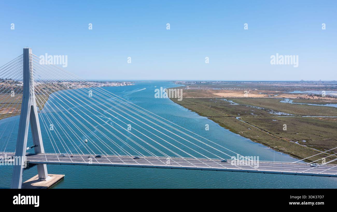 Il Guadiana International Bridge che attraversa il fiume Guadiana. La vista cattura il collegamento tra Vila Real Santo Antonio e Ayamonte Foto Stock