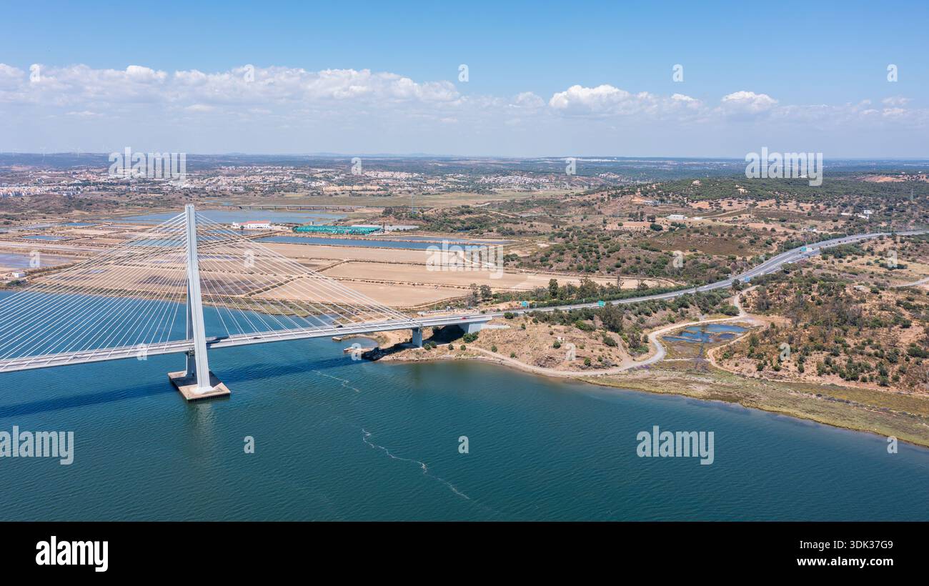 Veduta aerea del Guadiana International Bridge che attraversa il fiume Guadiana. Questa struttura collega Vila Real Santo Antonio in Portogallo e Ayamonte in Foto Stock