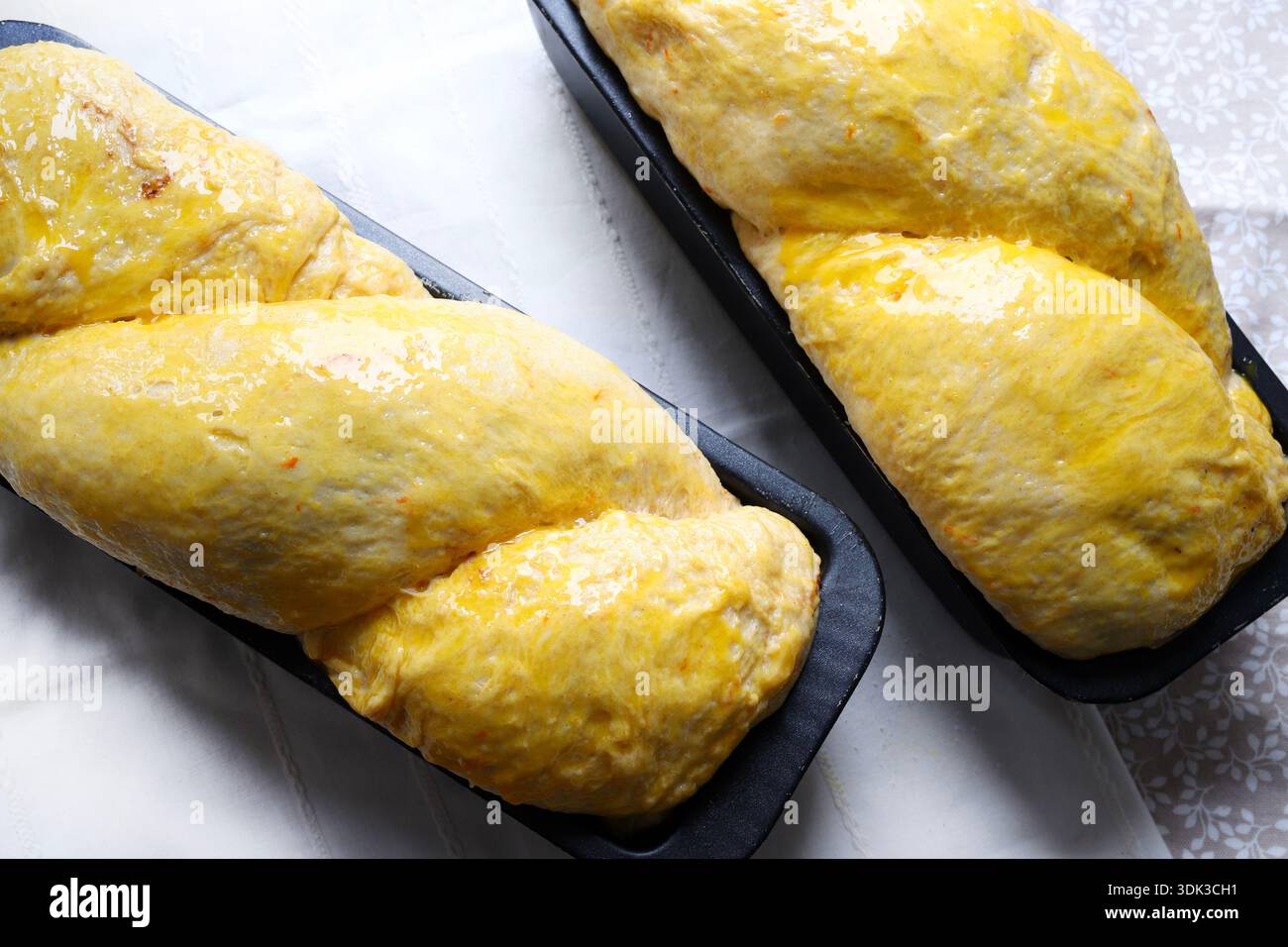 Cozonac, tradizionale dessert rumeno fatto in casa di Pasqua e pane dolce di Natale preparato per la cottura. Stagione delle feste. Dessert al forno dell'Europa orientale. Foto Stock