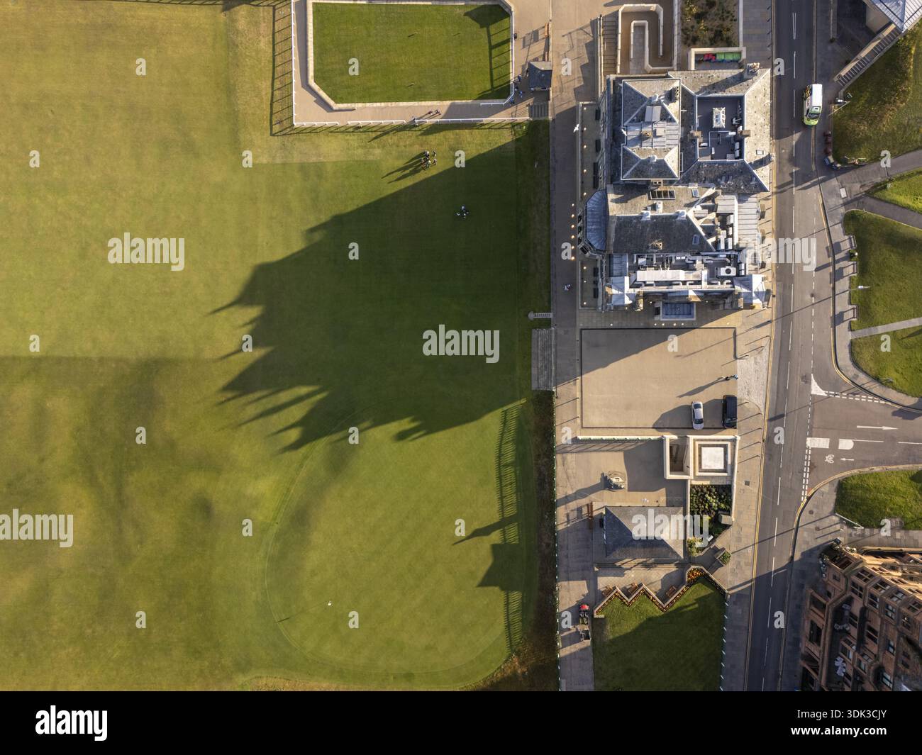 Vista aerea delle verdeggianti West Sands giustapposte all'architettura angolare di St Andrews, Scozia, Regno Unito. Foto Stock