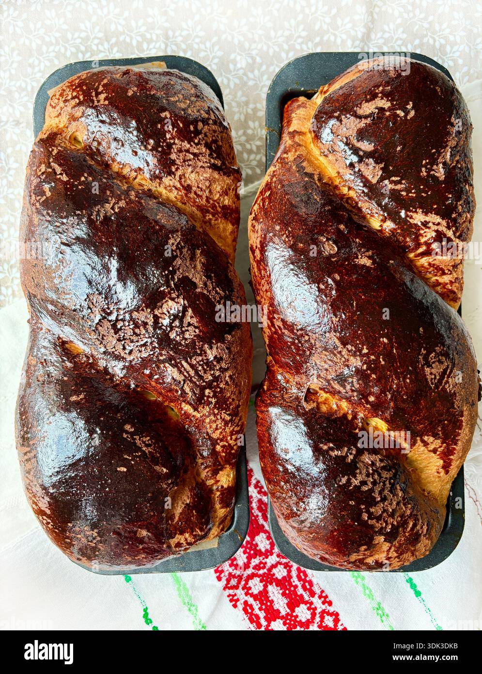 Cozonac, dolce di Pasqua tradizionale rumeno appena sfornato e dolce di Natale. Stagione delle feste. Dessert al forno dell'Europa orientale. Foto Stock