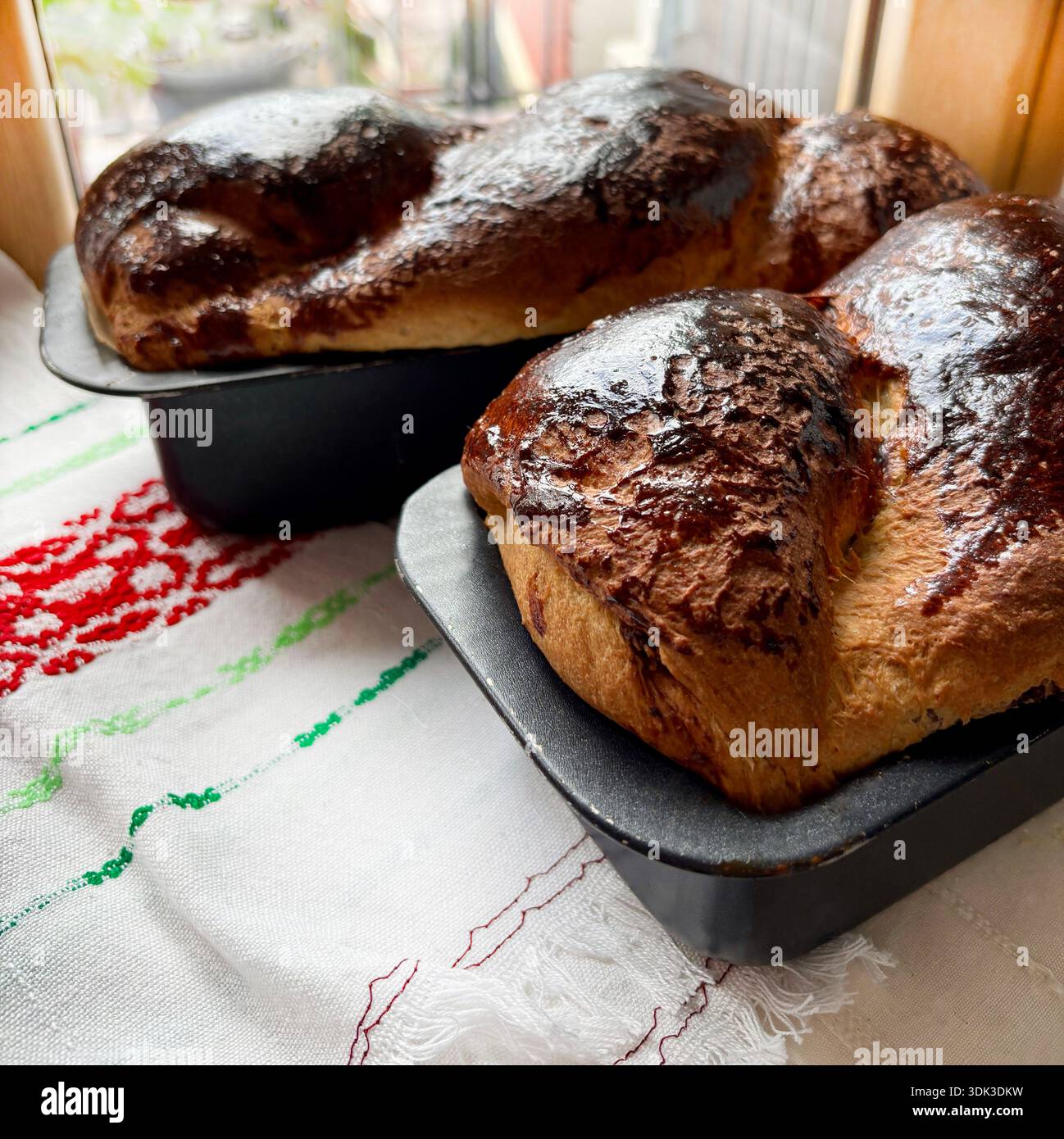 Cozonac, dolce di Pasqua tradizionale rumeno appena sfornato e dolce di Natale. Stagione delle feste. Dessert al forno dell'Europa orientale. Foto Stock