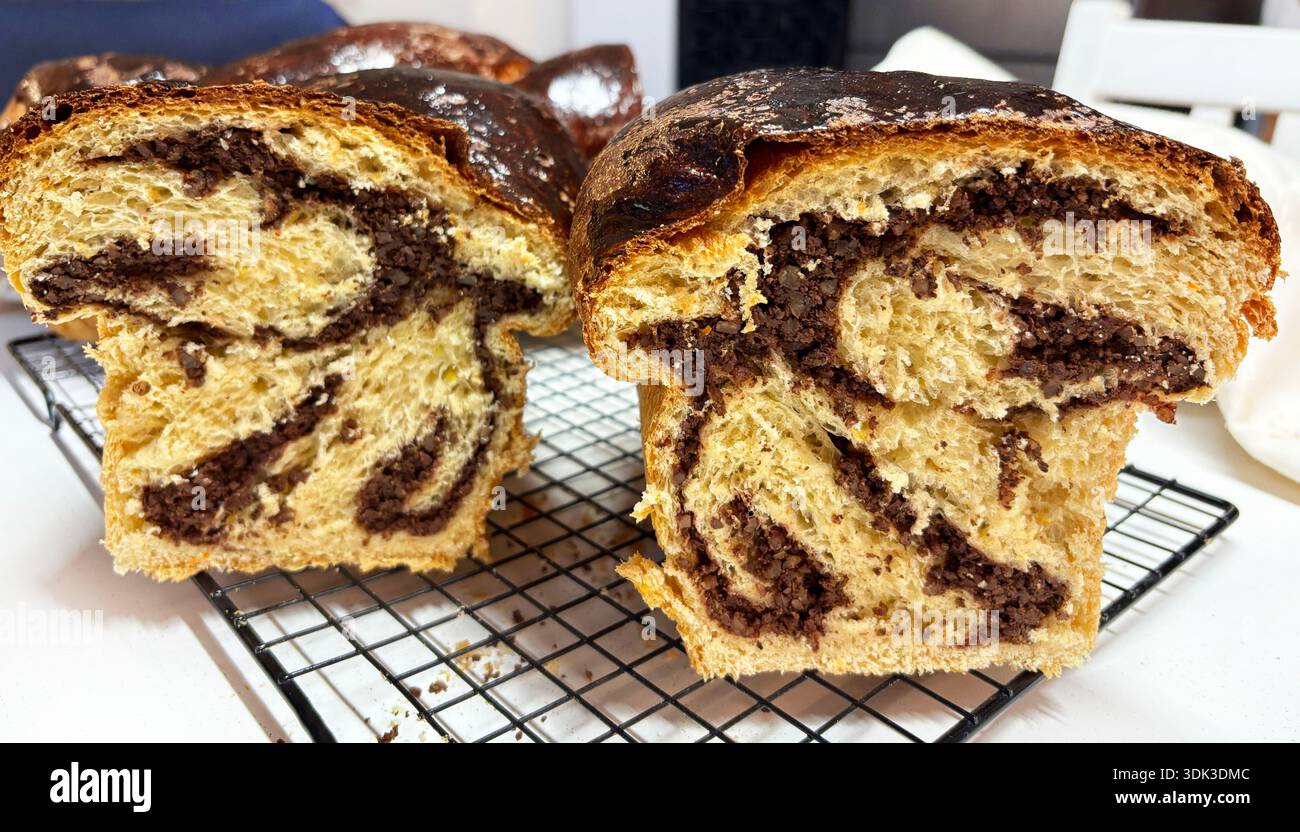 Cozonac, dolce di Pasqua tradizionale rumeno appena sfornato e dolce di Natale. Stagione delle feste. Dessert al forno dell'Europa orientale. Foto Stock