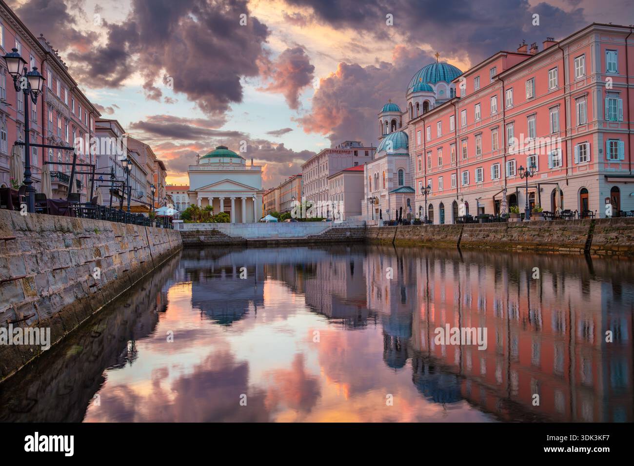 Trieste, Italia. Immagine del centro di Trieste con la chiesa di Sant'Antonio Taumaturgo all'alba estiva. Foto Stock