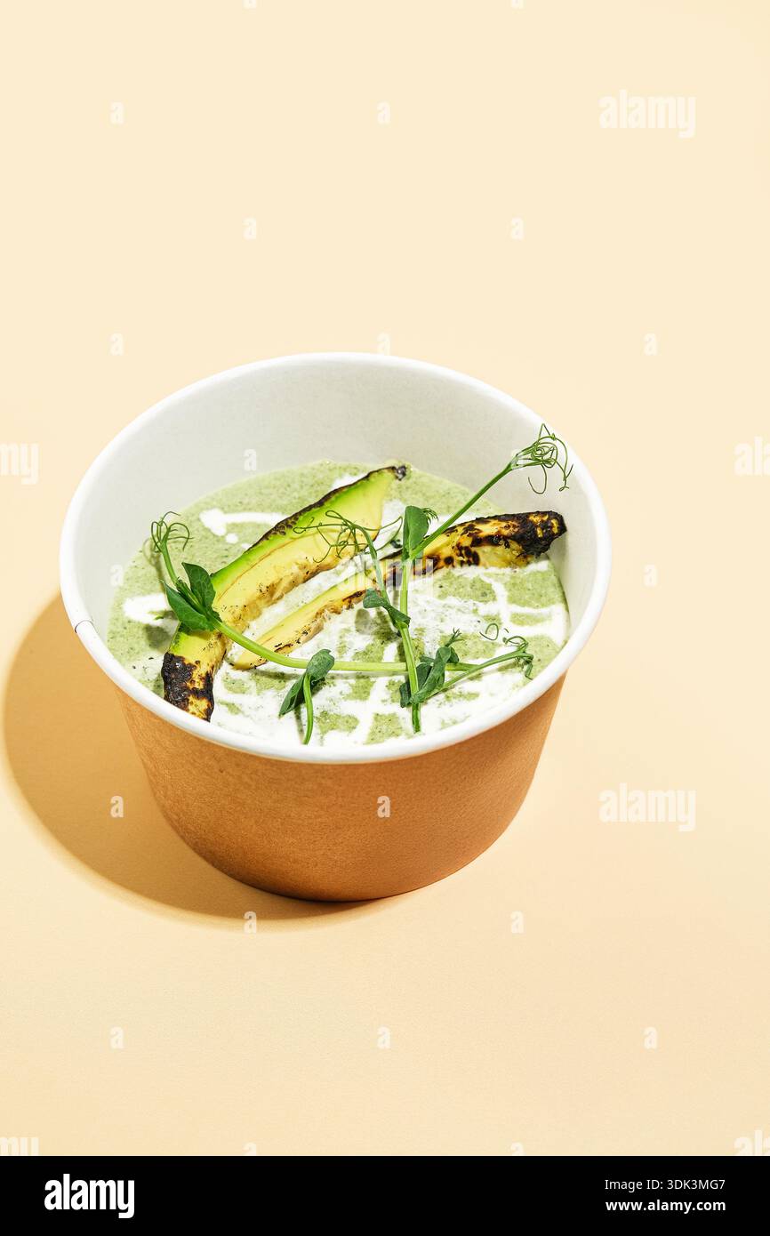 Ciotola del cetriolo di yogurt rinfrescante. Bevanda di yogurt al cetriolo Summerfriendly con Dill e Light Broth Contrast Foto Stock