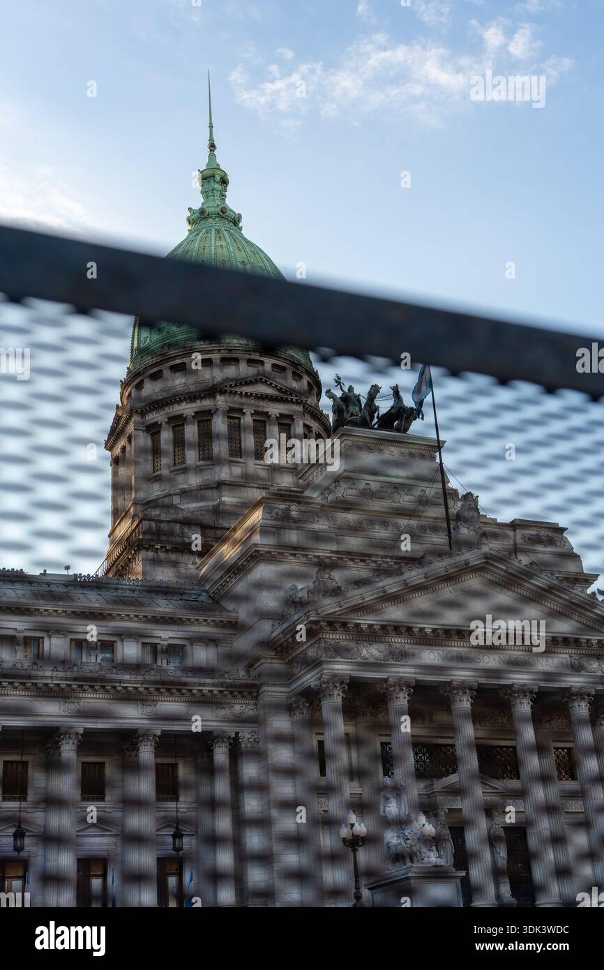 Buenos Aires, Argentina, 08/11/2025: Barriera protettiva di fronte al Congresso Nazionale argentino. Foto Stock