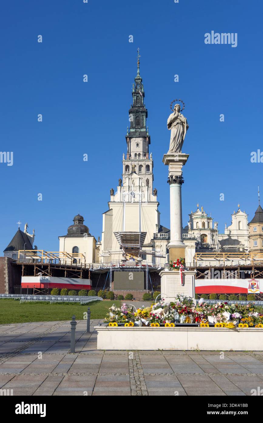 Czestochowa, Polonia - 18 ottobre 2024: Colonna monumento alla strega di nostra Signora Immacolata di fronte alla basilica di Jasna Gora. Altare sulle mura di Janogorski Foto Stock
