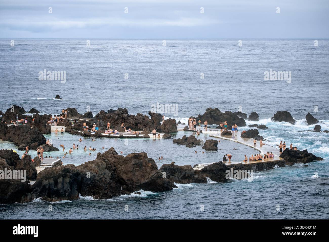 Piscine naturali formate da lava vulcanica e piene di acque cristalline, Porto Moniz, Isola di Madeira, Portogallo, Oceano Atlantico, Europa Foto Stock