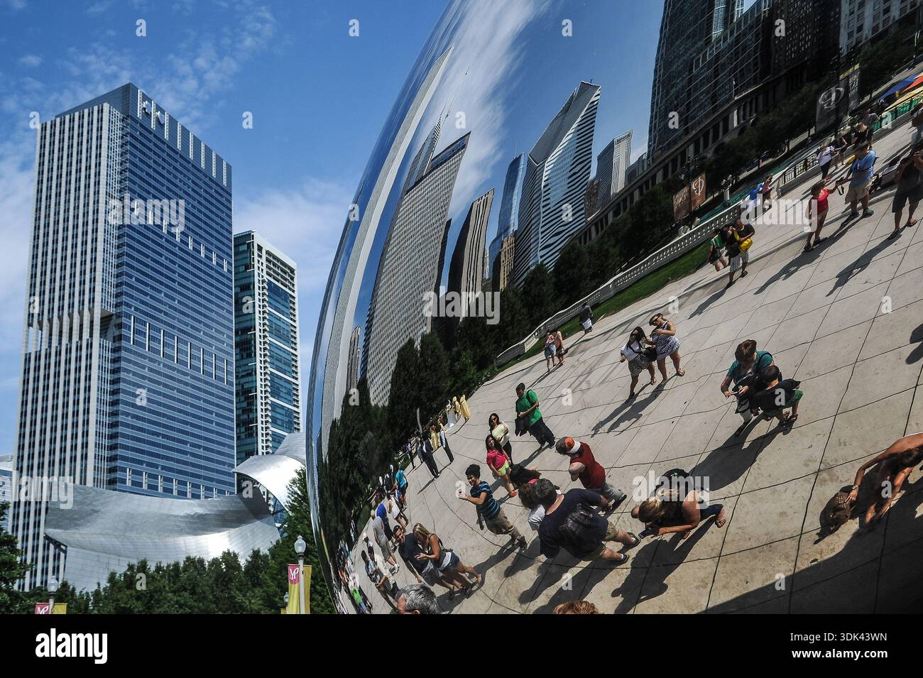 La Cloud Gate è una scultura di ferro di 110 tonnellate situata nella piazza principale del parco. Millennium Park, Chicago, Stati Uniti Foto Stock