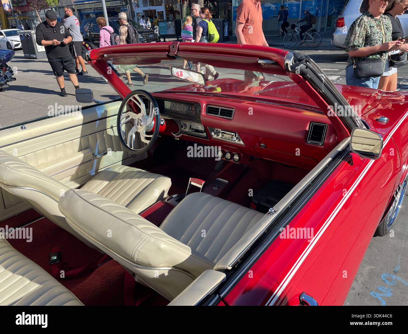 Interno della classica cabriolet americana rossa parcheggiata in occasione di un evento di sole strade, atmosfera da esposizione di auto retrò. - Immagine stock catturata con smartphone