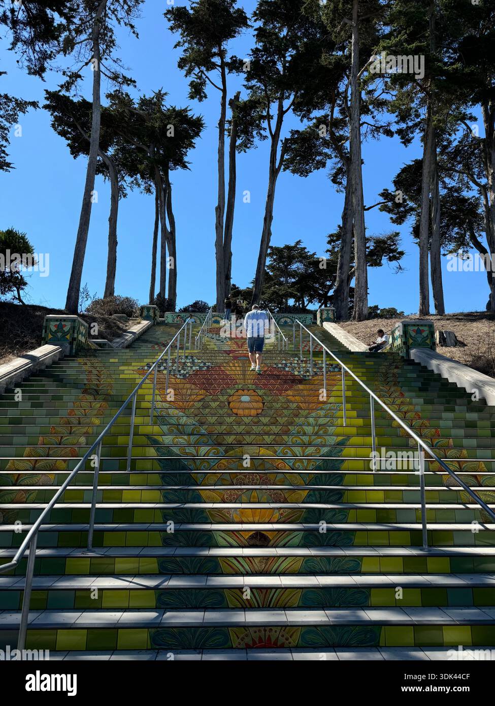 Scala a mosaico con gradini piastrellati della 16th Avenue a San Francisco, California, USA. - Immagine stock catturata con smartphone
