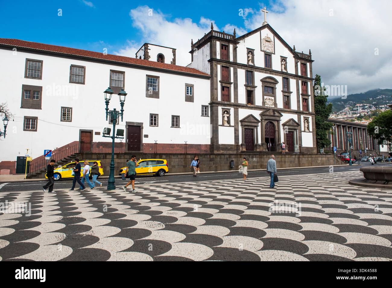 San Giovanni Evangelista della Chiesa del Collegio, Prac do Município (Piazza della città), Funchal, Madeira, regione autonoma del Portogallo, North Atlantic Oce Foto Stock