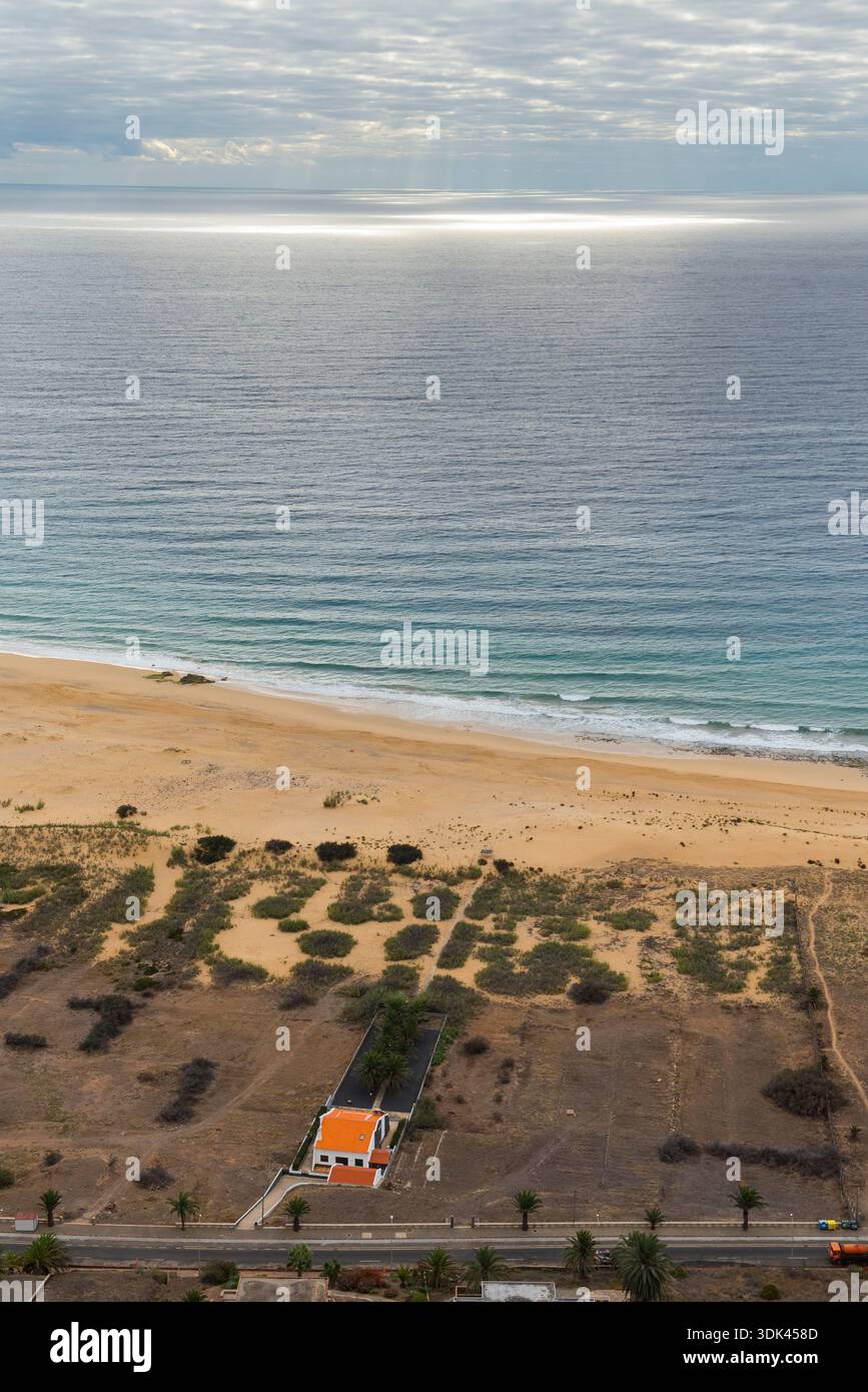 Lunga spiaggia di sabbia sulla costa meridionale dell'isola di Porto Santo, a nord-est dell'isola di Madeira, regione autonoma del Portogallo, Oceano Atlantico settentrionale, Maca Foto Stock