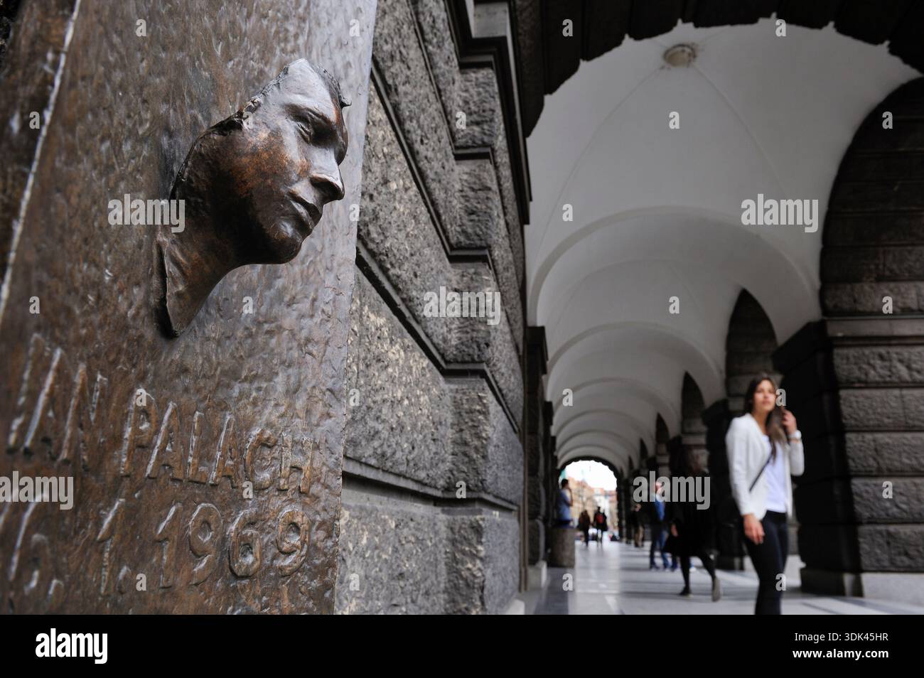 Targa commemorativa con la maschera della morte di Jan Palach presa da Olbram Zoubek, Praga, Repubblica Ceca, Europa Foto Stock