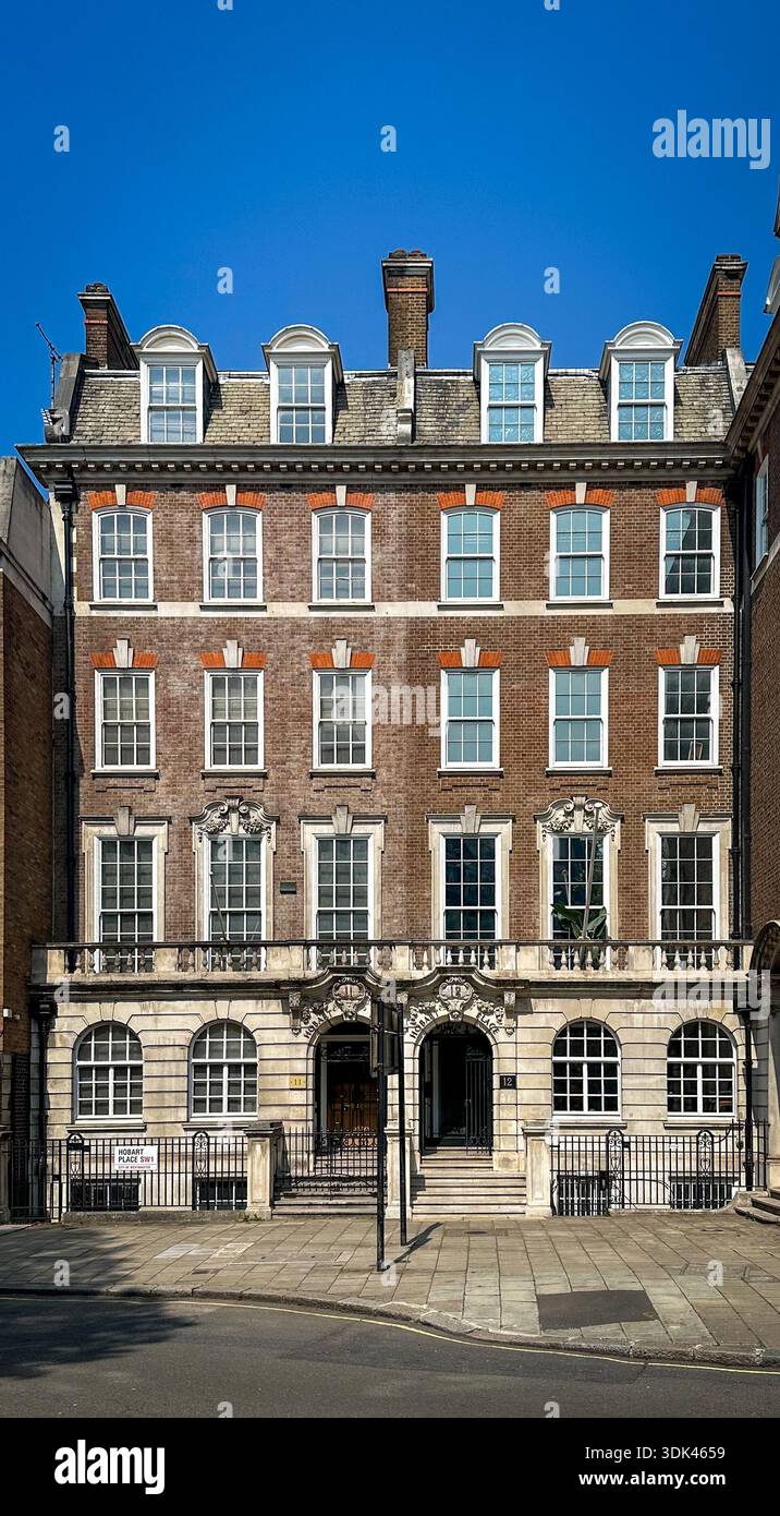 Londra, Regno Unito, 27 aprile 2025, veduta di 11-12 Hobart Place, un edificio per uffici a Belgravia, City of Westminster borough. Foto Stock
