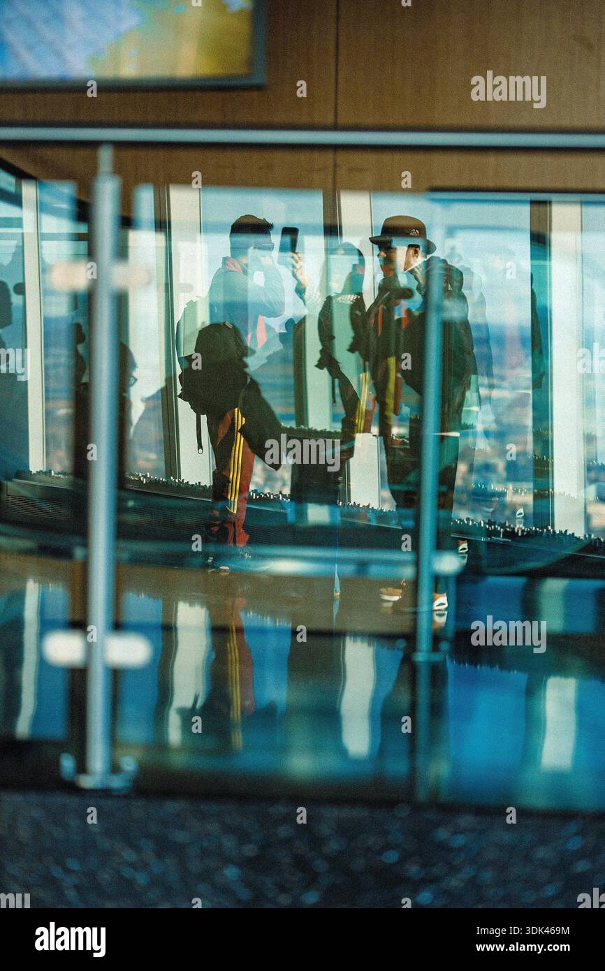 I turisti parlano in una torre. Foto Stock