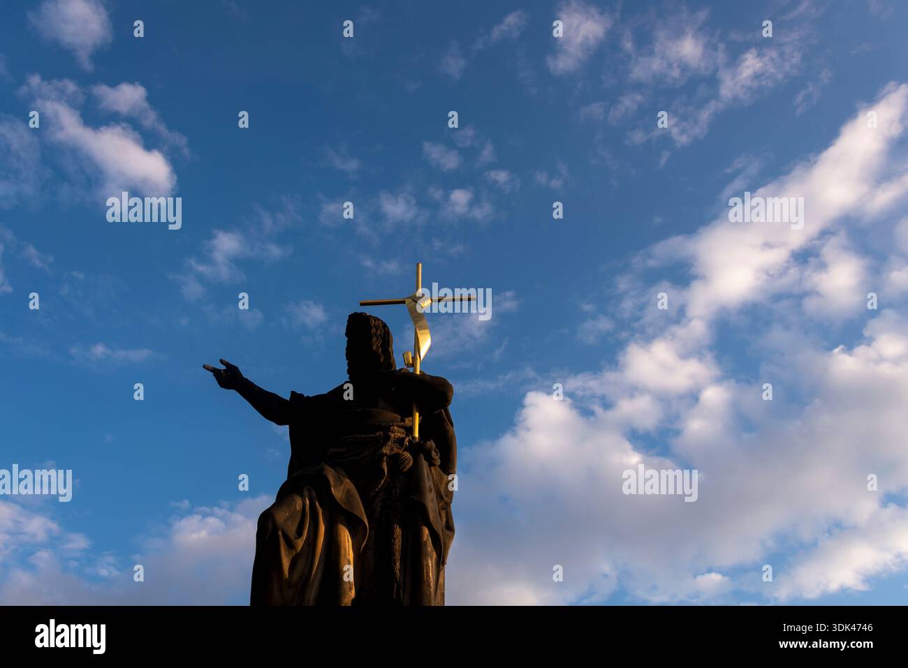 San Giovanni Battista, statua di un santo sul Ponte Carlo, Praga, Repubblica Ceca Foto Stock