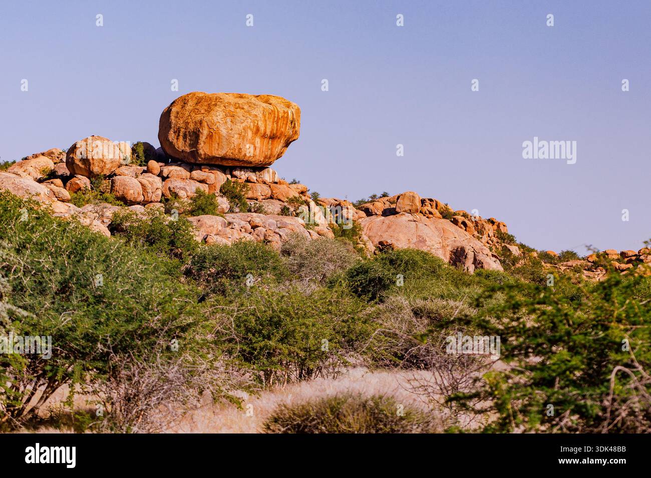 Impressionanti formazioni rocciose del granito di Erongo, dei Monti Erongo, di Damaraland, della Namibia, dell'Africa Foto Stock