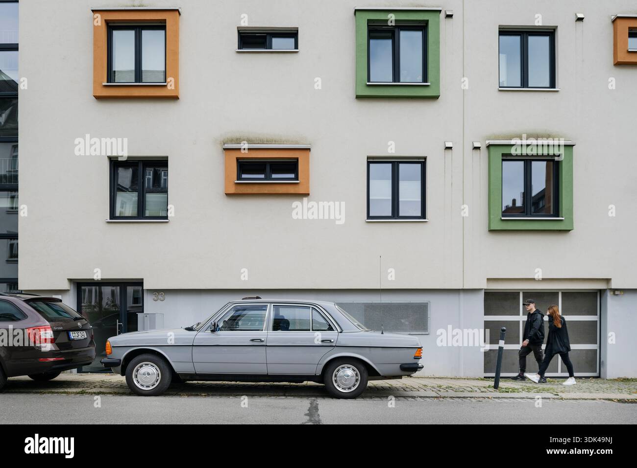 Auto d'epoca Mercedes di fronte alla facciata di una casa moderna orientale, Chemnitz, Sassonia, Germania, Europa Foto Stock