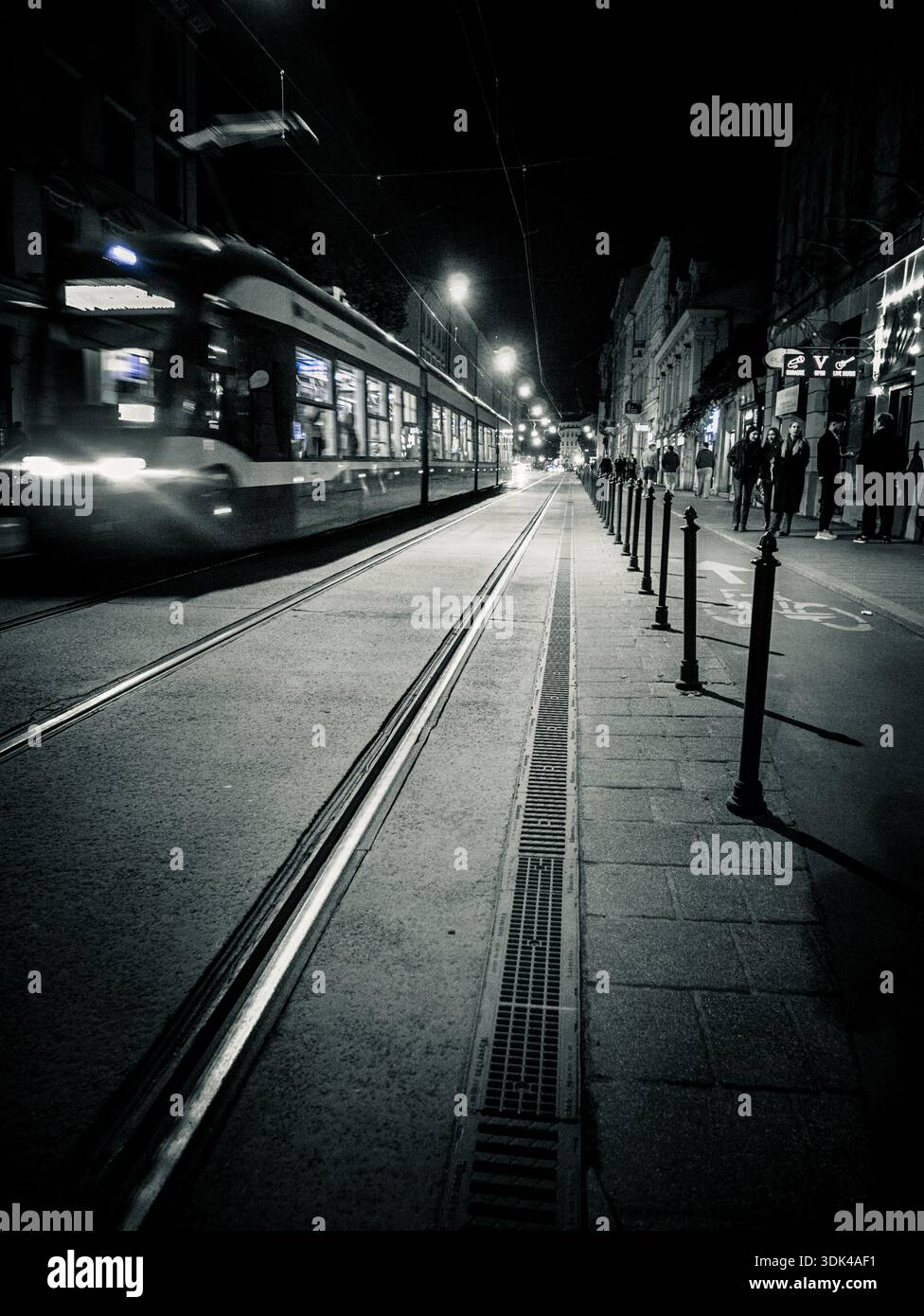 Una notte in bianco e nero a Cracovia, in Polonia Foto Stock