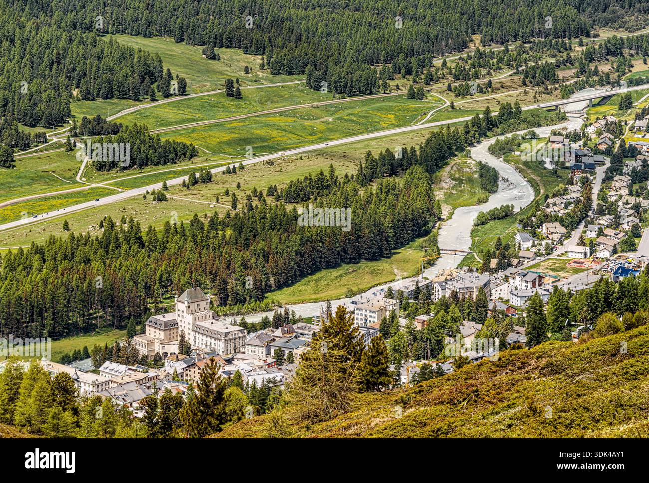 Vista del paese con castello hotel all'inizio dell'estate dalle pendici montane dello Steinbockweg sotto Piz Languard, Pontresina, Engadin, Grigioni, S. Foto Stock