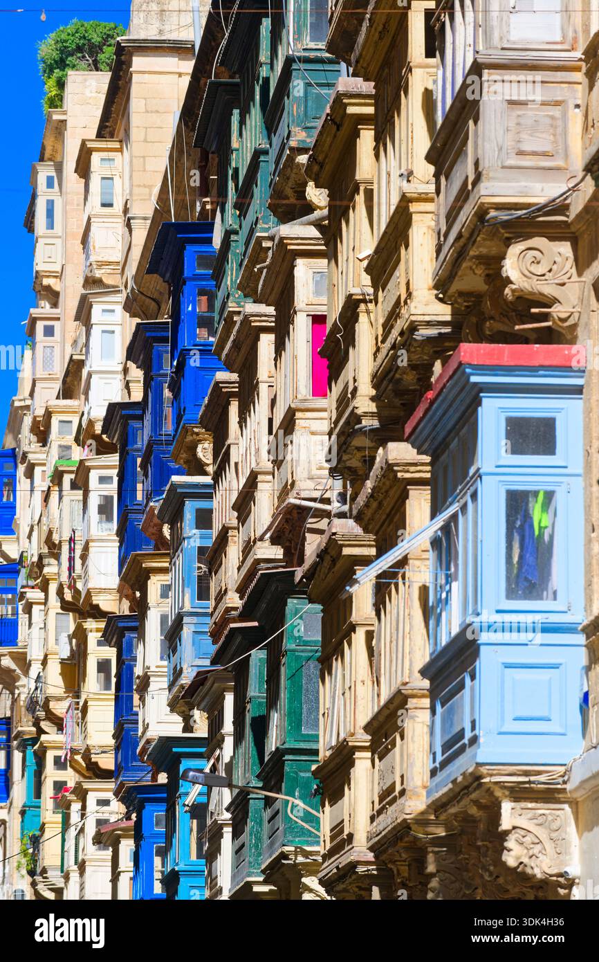 Balconi tradizionali maltesi, la Valletta, Malta Foto Stock