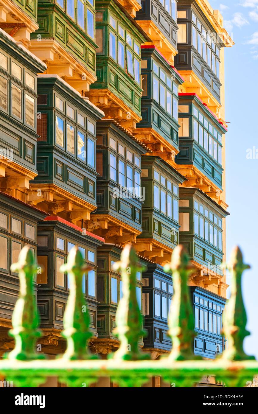 Balconi tradizionali maltesi, la Valletta, Malta Foto Stock