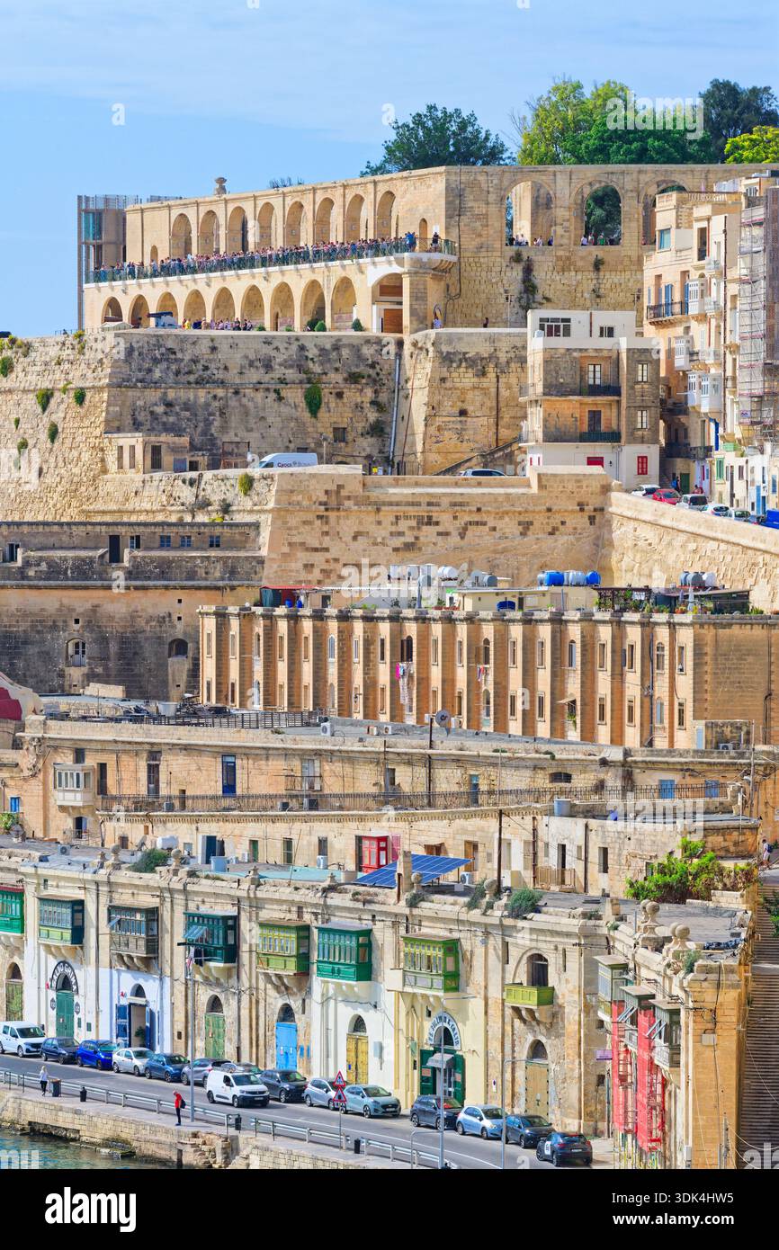 Vista sul lungomare di la Valletta e sui giardini Upper Barrakka, la Valletta, Malta Foto Stock