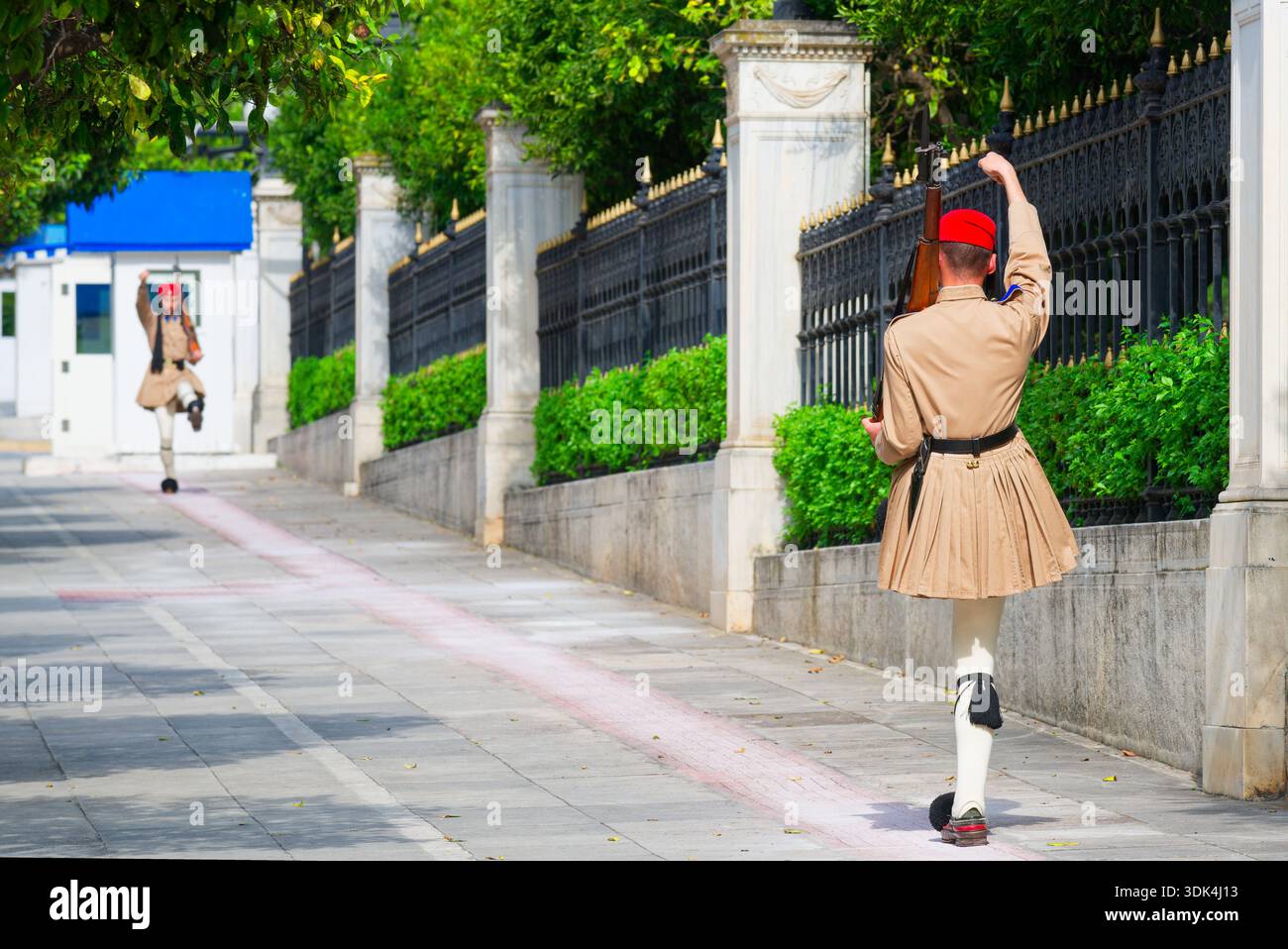 Guardia di fronte al Palazzo Presidenziale, al Palazzo del Principe ereditario e al Palazzo 39, al centro città, Atene, Grecia Foto Stock
