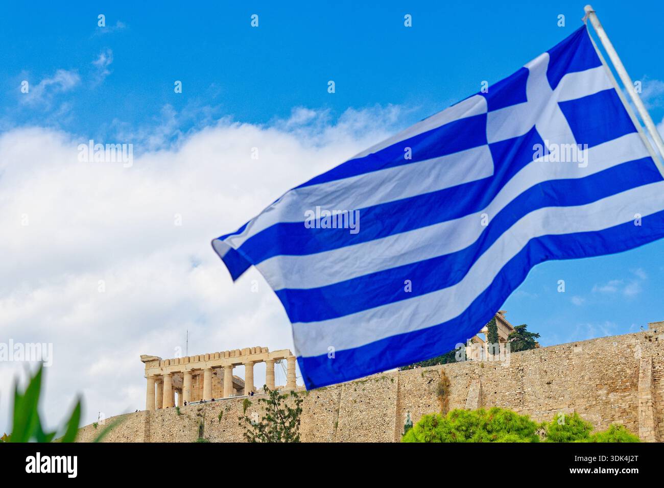 Bandiera nazionale e vista dell'Acropoli, centro, Atene, Grecia Foto Stock