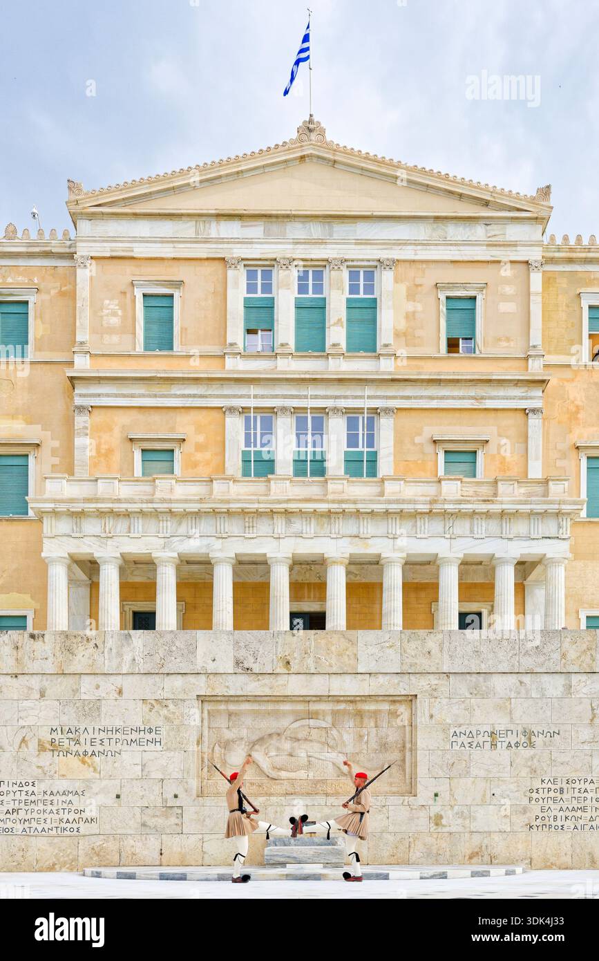 Cambio della guardia, Piazza Syntagma, Palazzo del Parlamento, Centro città, Atene, Grecia Foto Stock