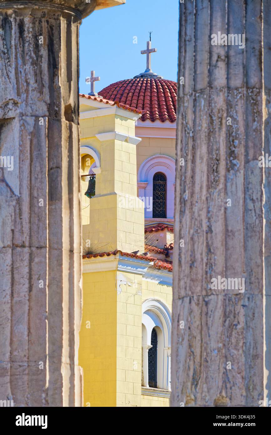 Una chiesa tra le colonne dell'antica Agorà romana, centro di Atene, Grecia Foto Stock