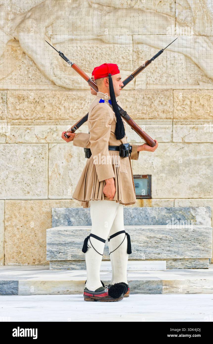Cambio della guardia, Piazza Syntagma, Palazzo del Parlamento, Centro città, Atene, Grecia Foto Stock