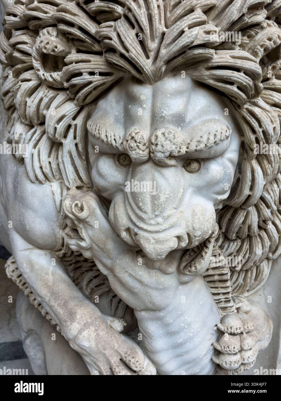 Scultura romana in marmo intitolata "Un leone che attacca un cavallo" nei Musei Vaticani - città del Vaticano, Italia Foto Stock