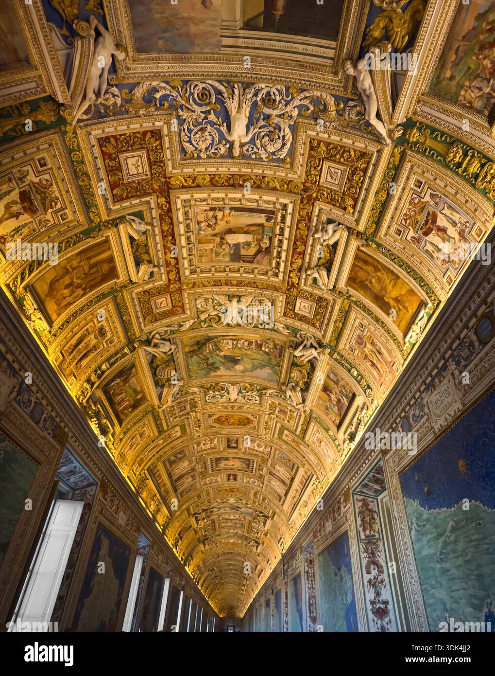 Il soffitto ornato a volta a botte della Galleria di Mapsin i Musei Vaticani - città del Vaticano, Italia Foto Stock
