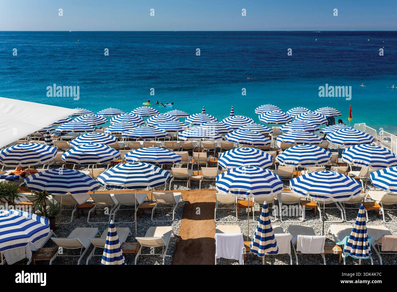 Vista ad angolo alto di una spiaggia sulla Promenade des Anglais, Nizza, Alpes Maritimes, Costa Azzurra, Francia Foto Stock