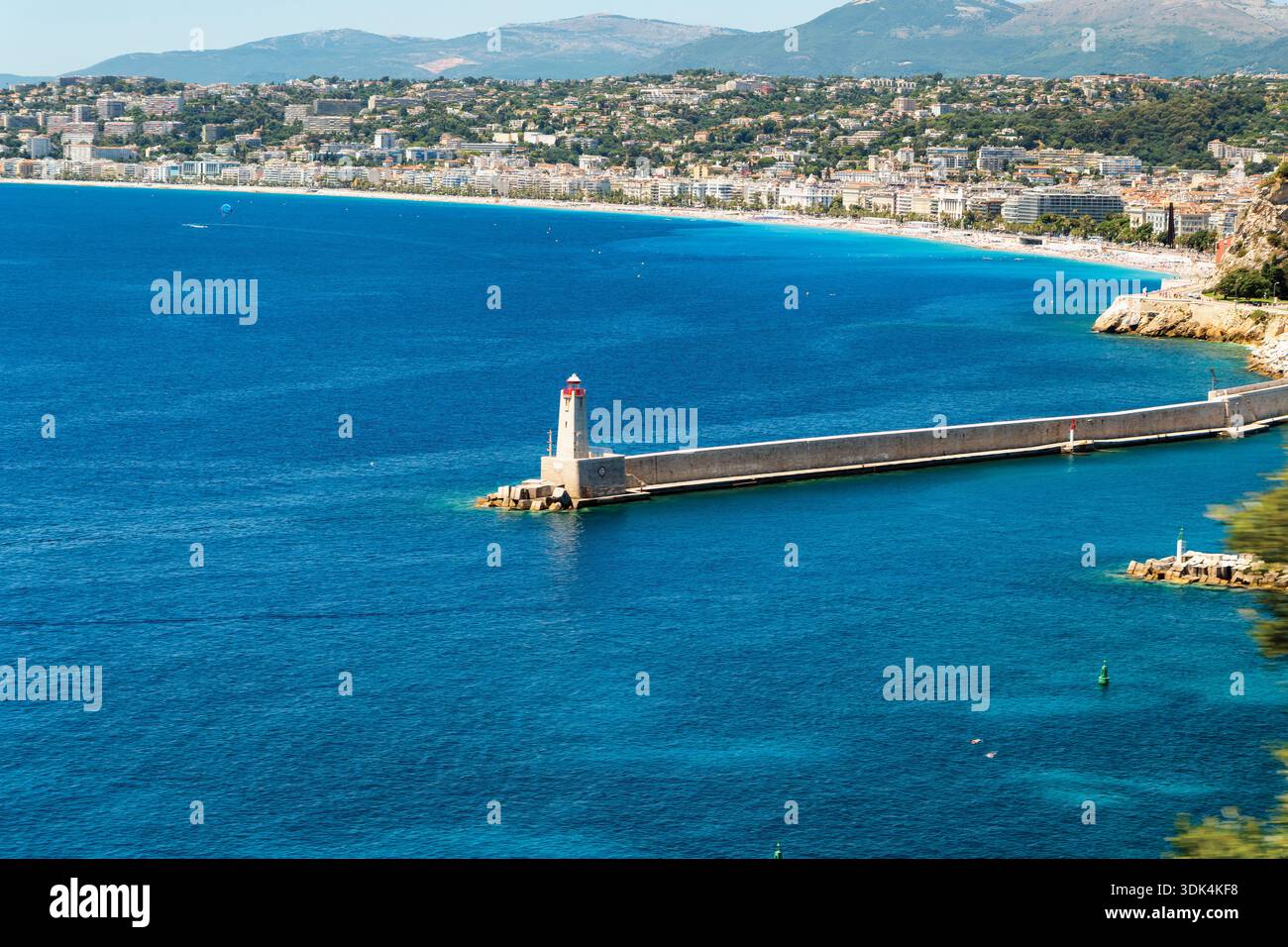 Vista ad angolo alto del faro di Nizza e della città sullo sfondo, Alpes Maritimes, Costa Azzurra, Francia. Foto Stock