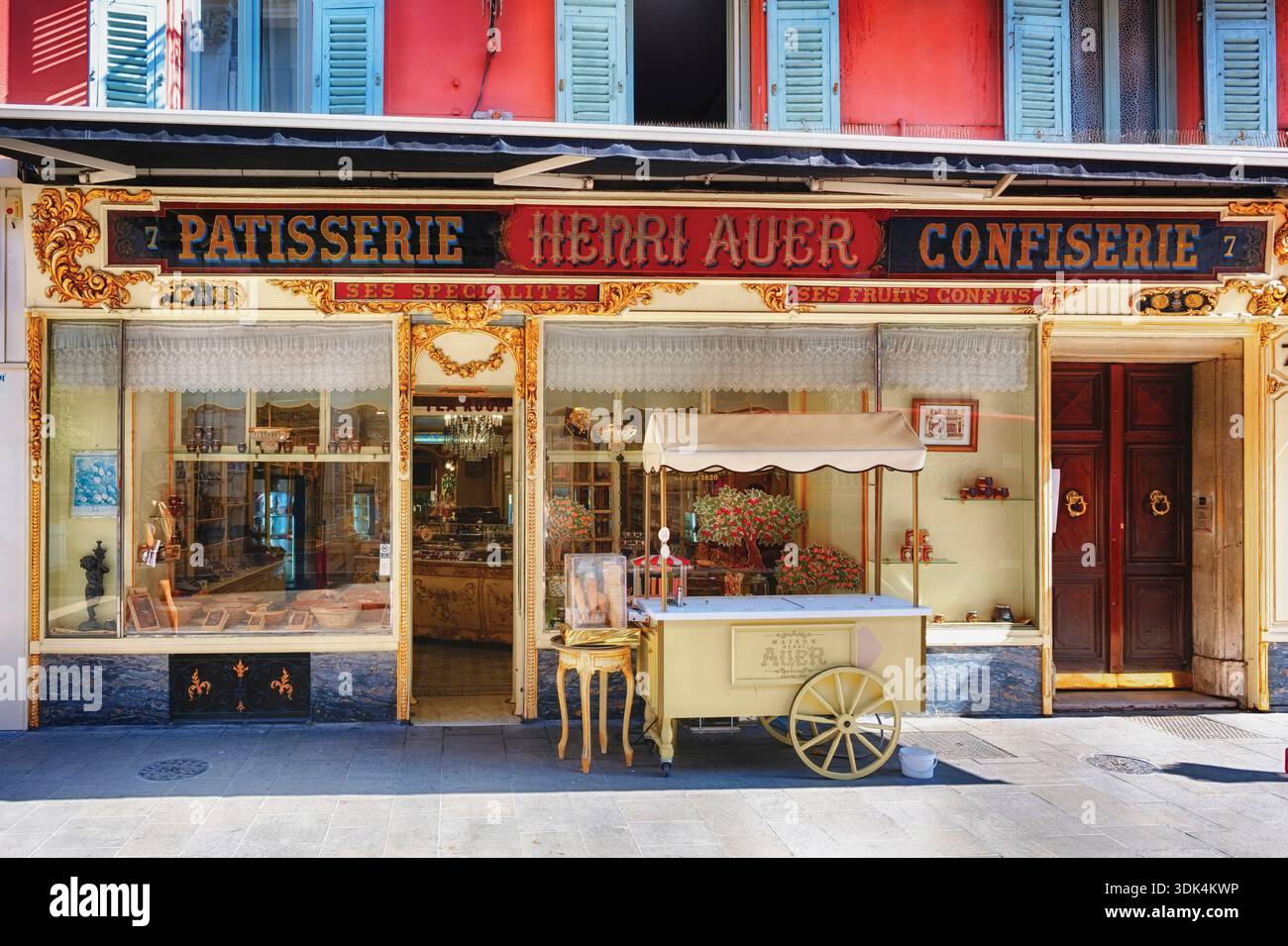Vista d'ingresso di una pasticceria e pasticceria tradizionale di Henry Auer nella Vecchia Nizza, Alpes Maritimes, Costa Azzurra, Francia Foto Stock