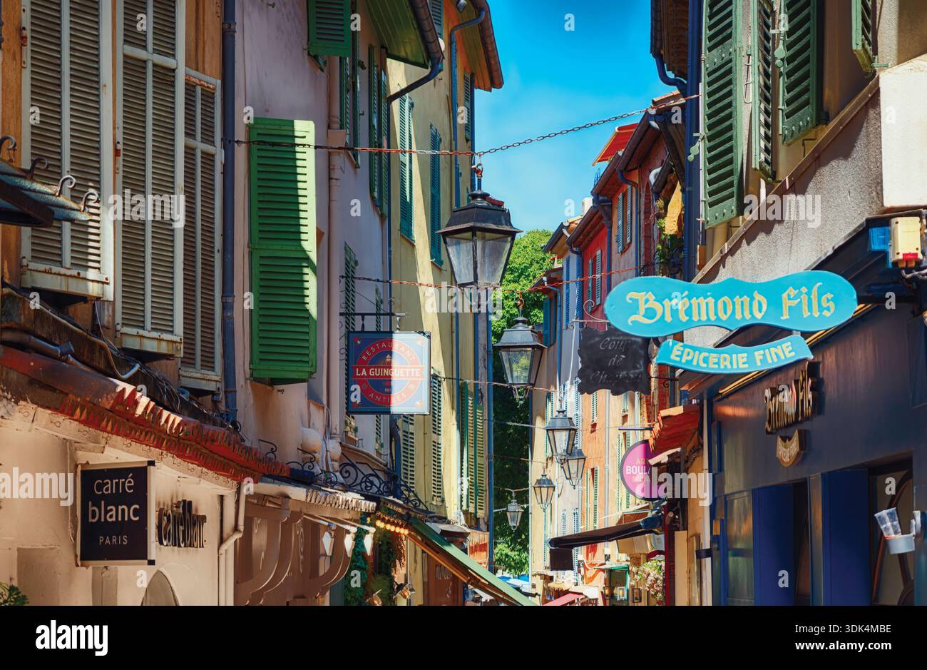 Vista ad angolo basso di una strada nella città vecchia di Antibes con finestre e colori mediterranei tradizionali, Alpi marittime, Costa Azzurra, Francia Foto Stock