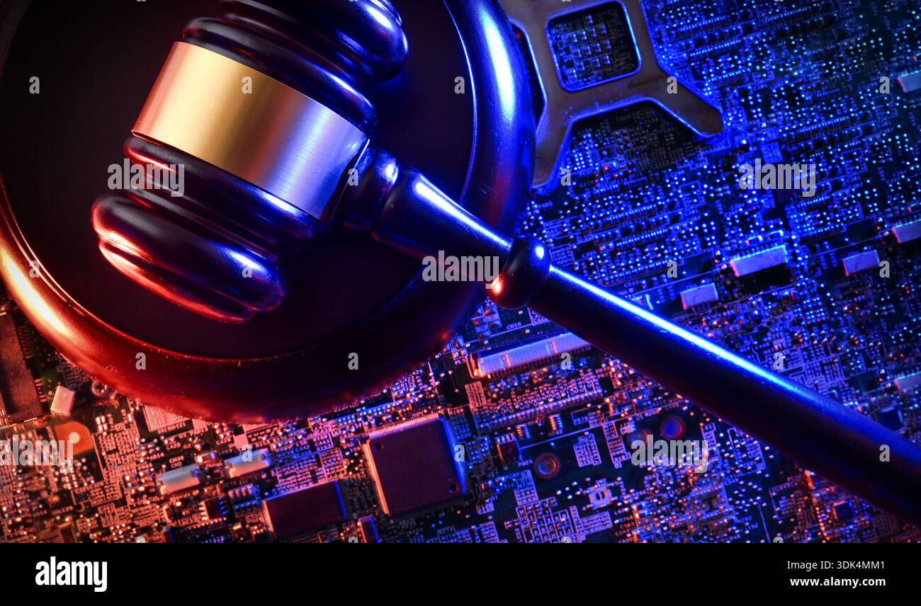 Il martelletto di un giudice poggia su un circuito stampato luminoso, simboleggiando l’intersezione tra legge, giustizia e tecnologia digitale avanzata nel moderno sistema giuridico Foto Stock