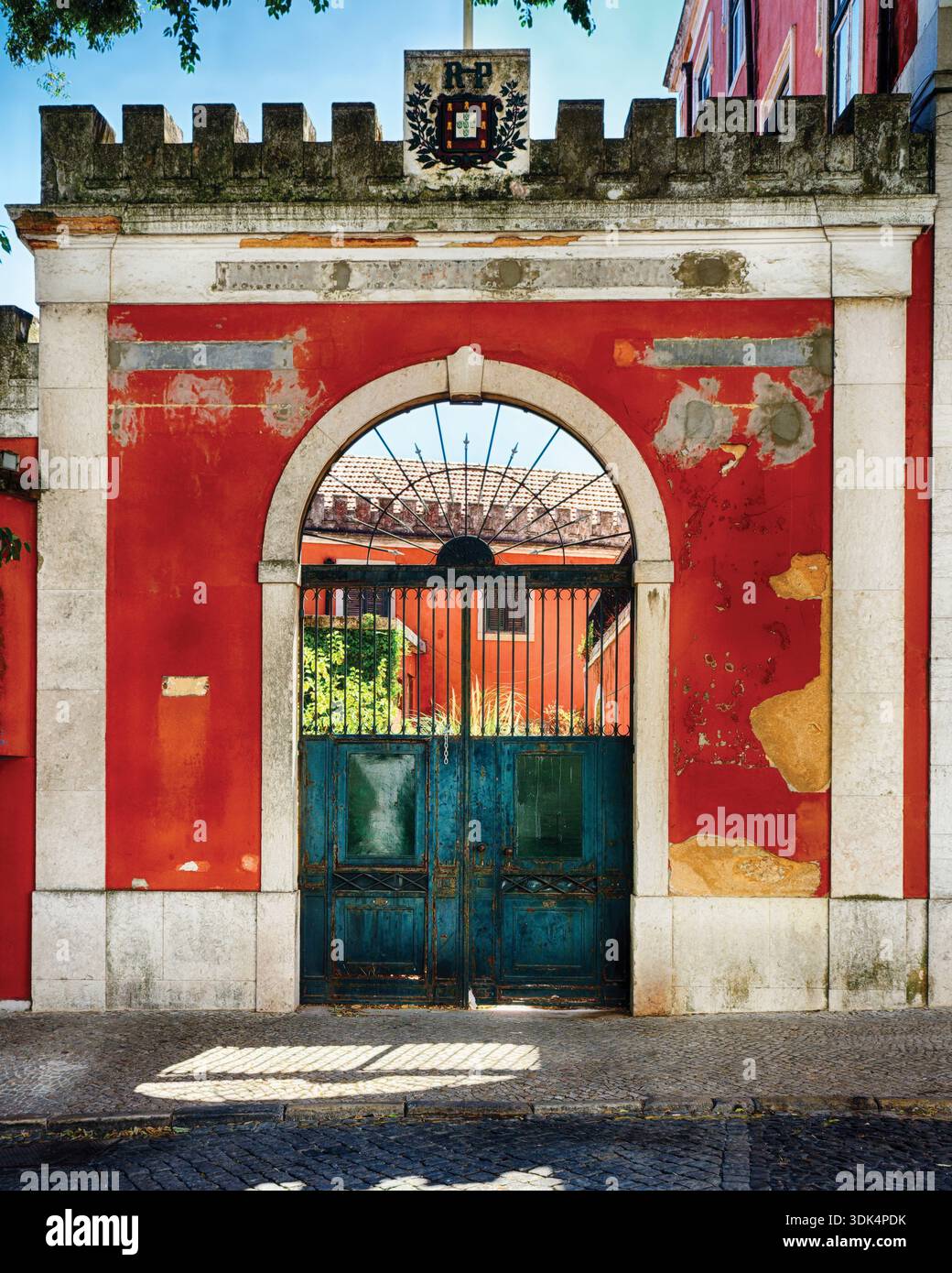 Vista di una tradizionale porta di casa portoghese nel quartiere storico di Alfama a Lisbona, Portogallo Foto Stock