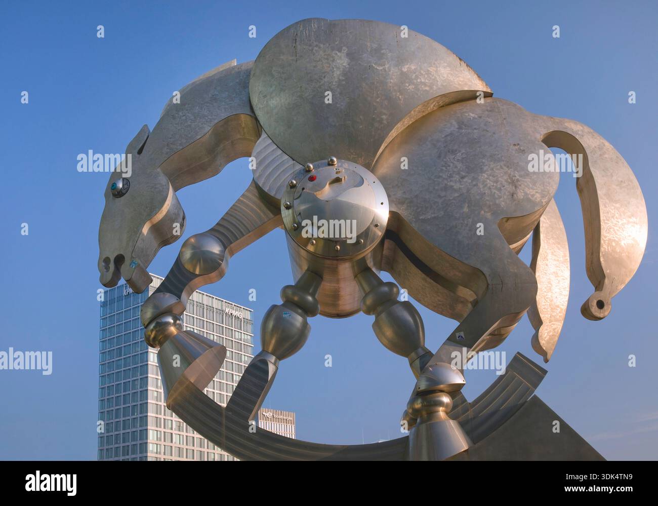 Scultura "Rolling Horse" di fronte alla stazione centrale di Berlino, Germania, Berlino Foto Stock