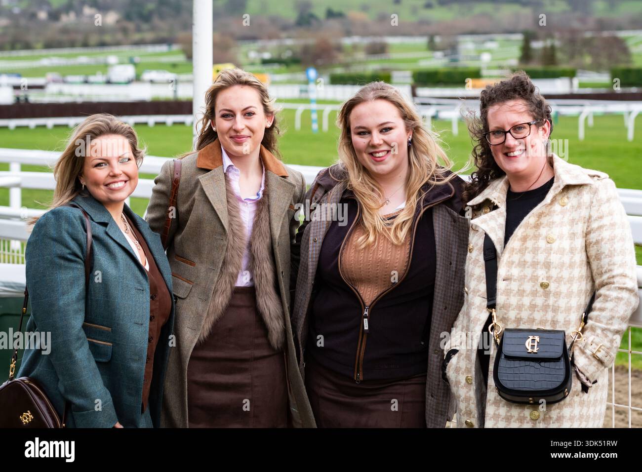 I Racegoer sono ritratti all'ippodromo di Cheltenham, 24/01/26. Crediti JTW equine Images / Alamy. Foto Stock